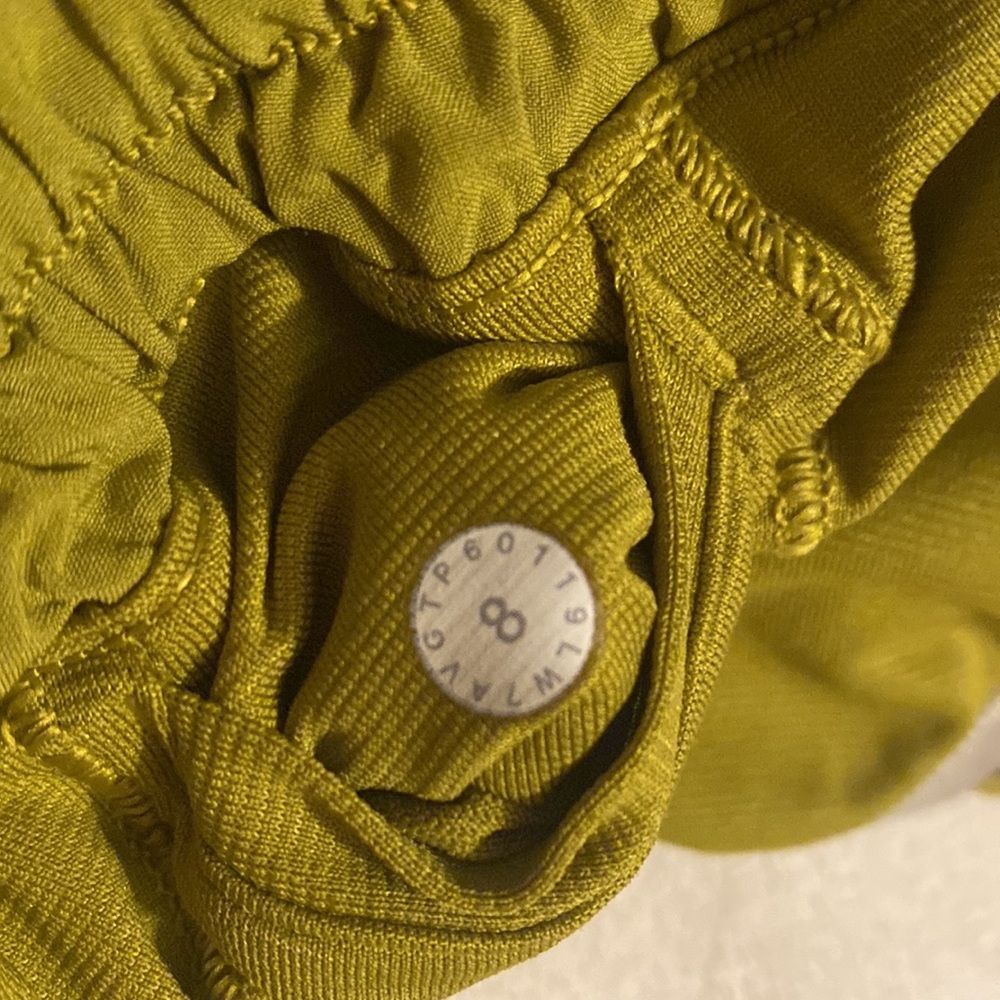 SOLD✨Lululemon Hotty Hot Short II Long 4" Size 8 - Picture 7 of 11
